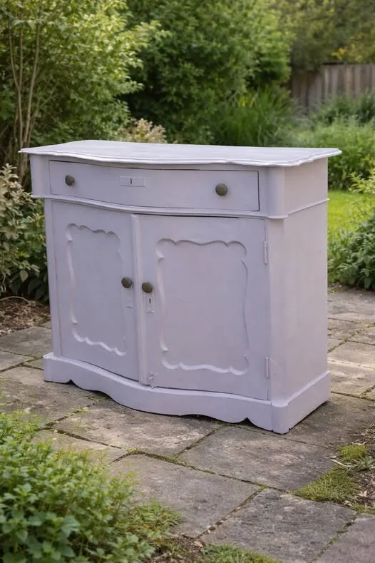 Oudroze/lavendel kleurig meidenkastje.